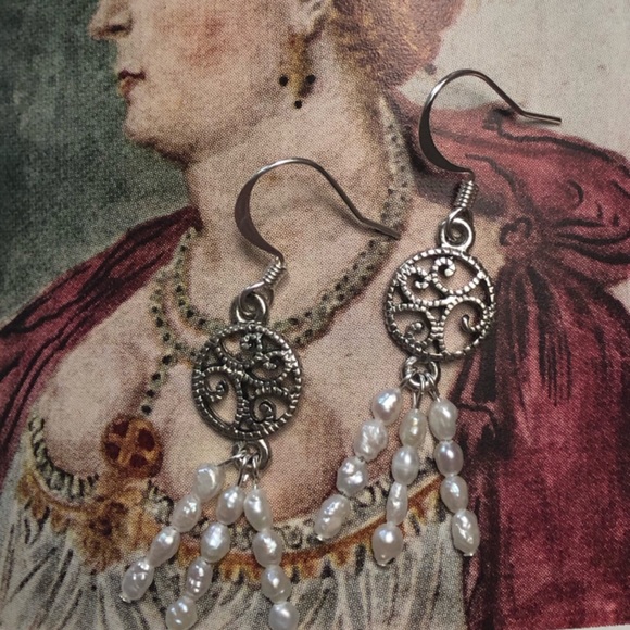 The Bride 👰🏻 Earrings - Picture 2 of 8